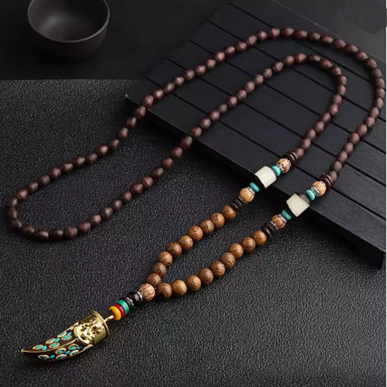 108 Mala náhrdelník z dřevěných korálků s přívěskem rohu – ochrana, síla a odvaha