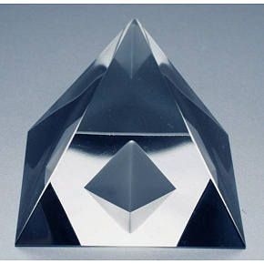 Glass pyramid in a 50 mm crystal pyramid