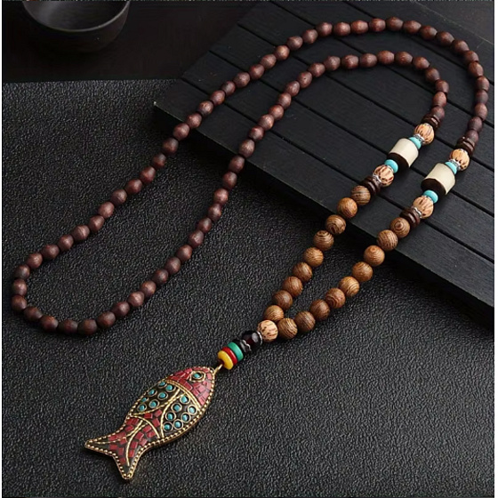 108 Mala náhrdelník z dřevěných korálků s přívěskem ryby – hojnost, klid a plynutí života