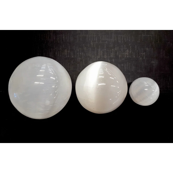 Selenite sphere natural stone 4 cm, angelic energy
