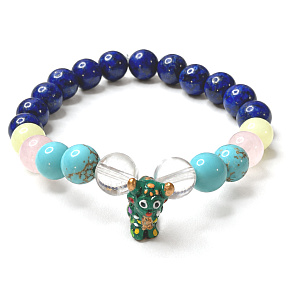 Colorful memories of Peru – elastic bracelet with a green alpaca | 8 mm beads, 16–17 cm